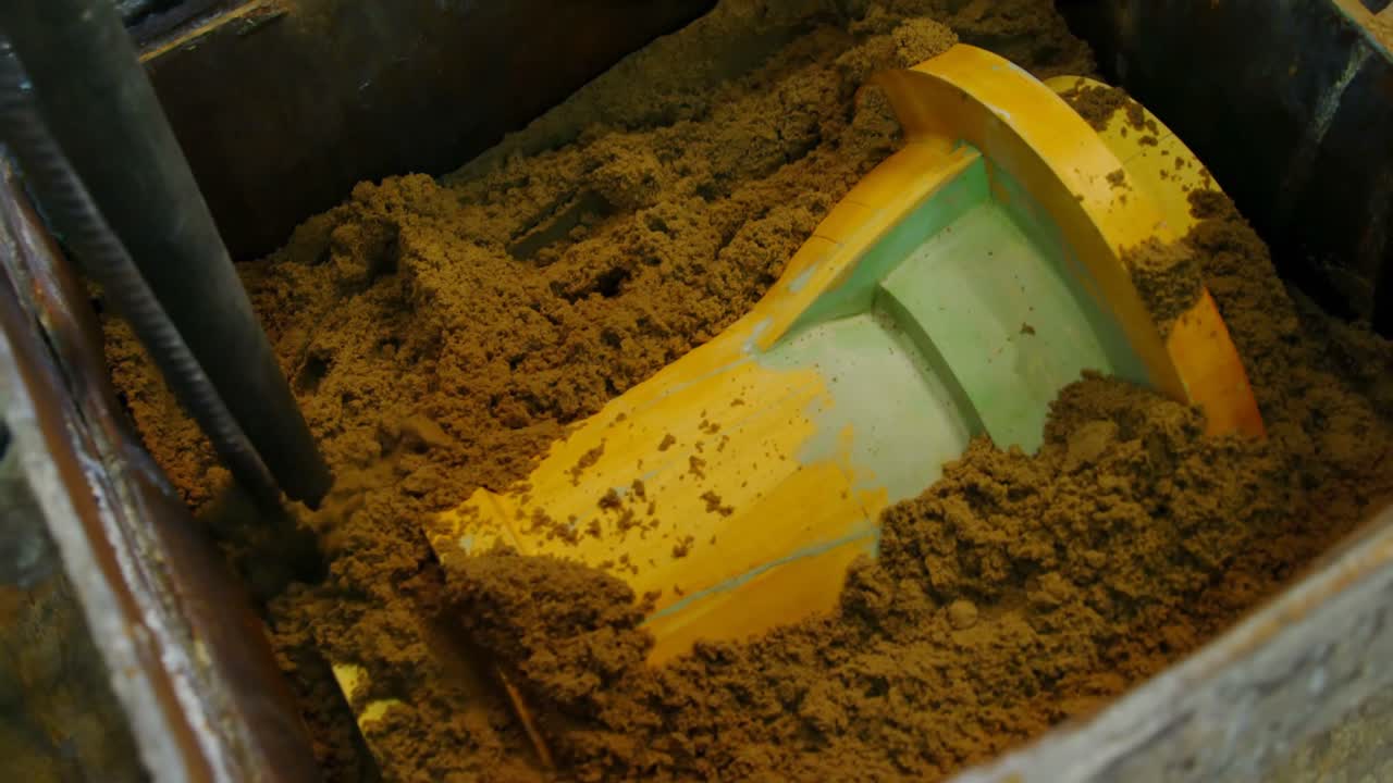 Nærbillede af metalstøbning i sand på støberiet 4k.