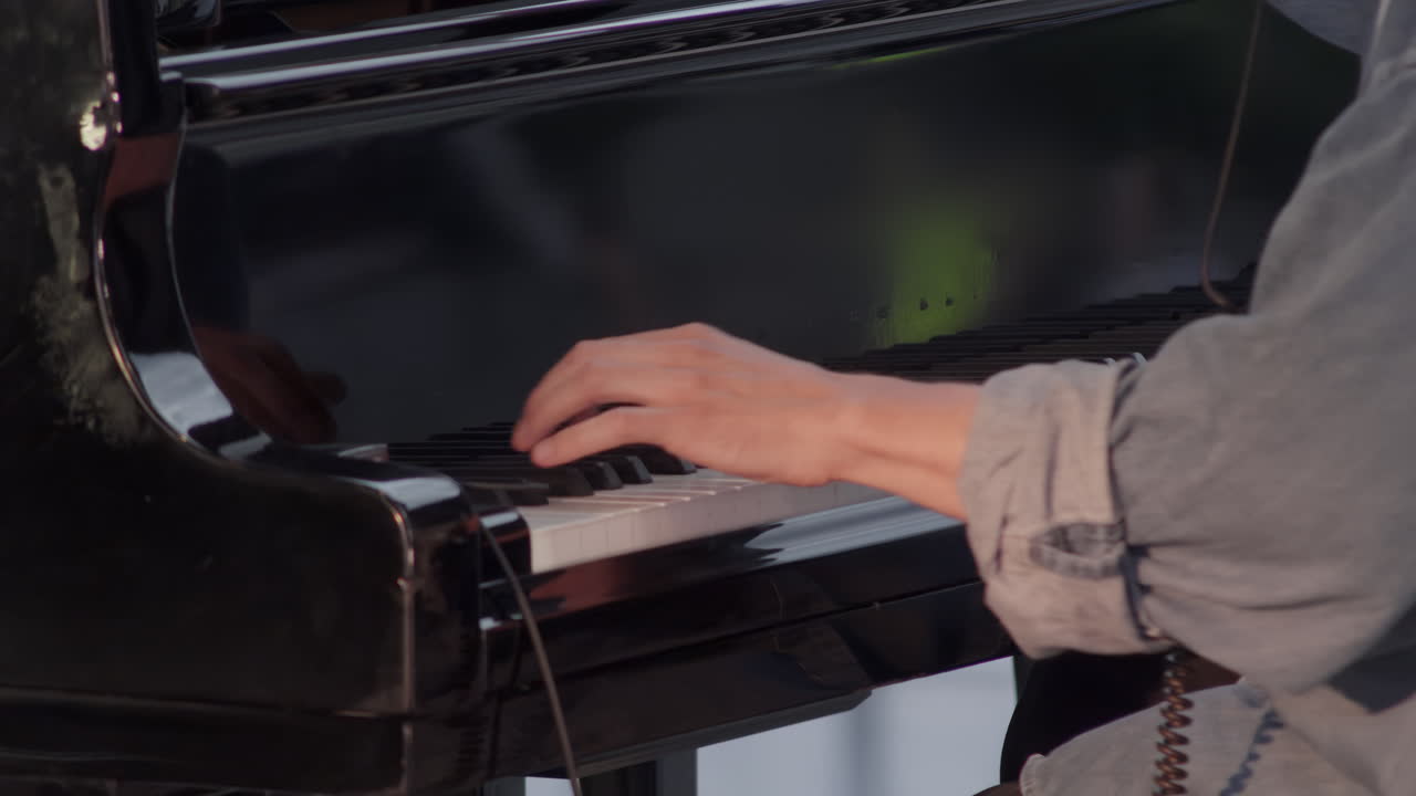 persona tocando el piano
