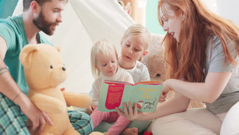 lectura, cuentos y familia con niños en el suelo