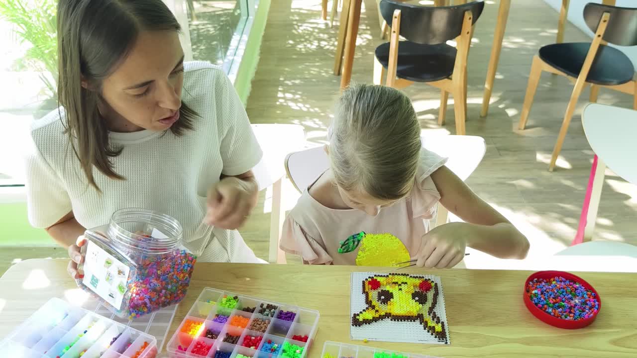 madre e hija haciendo un pixel art de pikachu