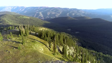 Atemberaubende-Aussicht-Auf-Die-Colorado-Mountains-In-Dieser-Luftdrohnenaufnahme,-Die-Von-Der-Spitze-Eines-12.000-Fuß-Hohen-Berggipfels-Aufgenommen-Wurde