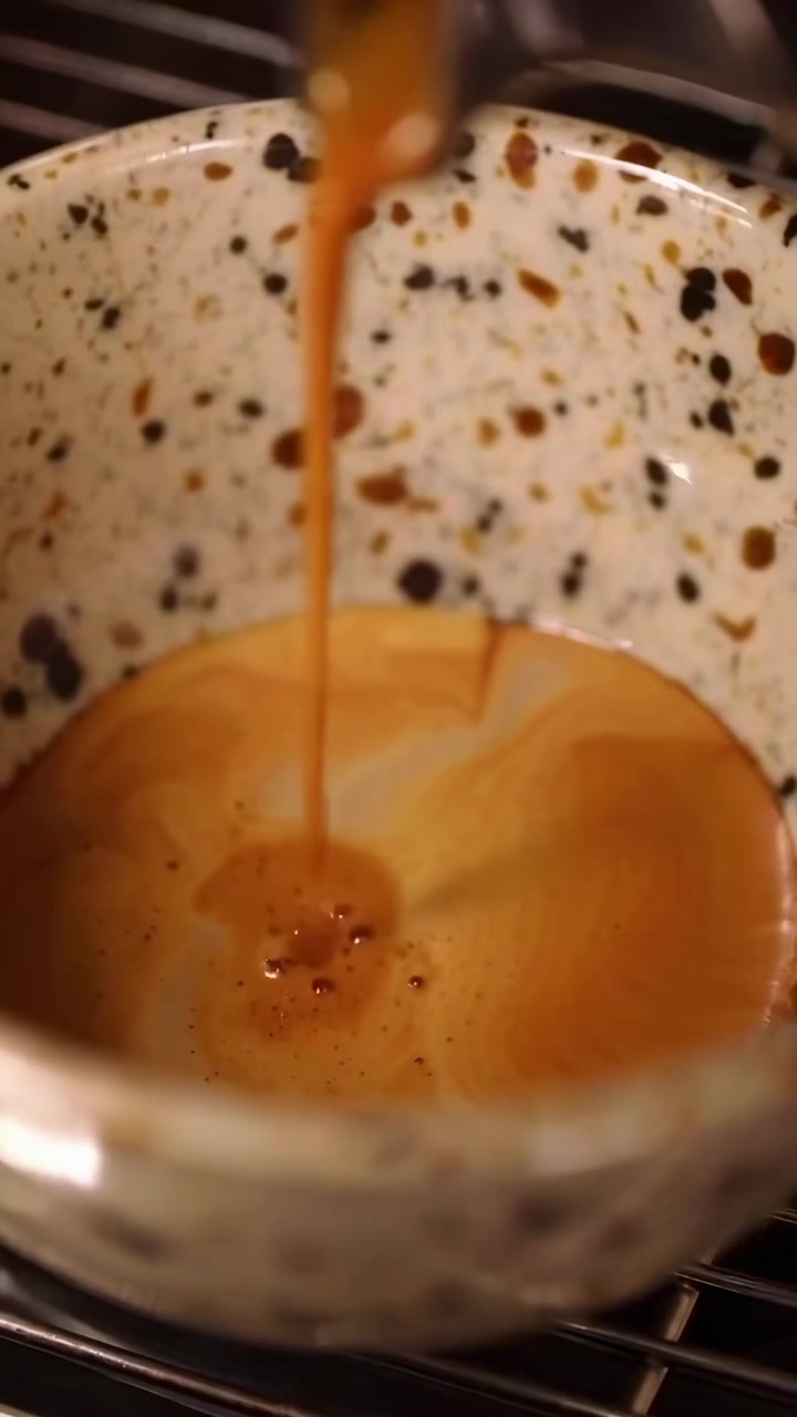 Barista che prepara caffè espresso fresco e crea latte art