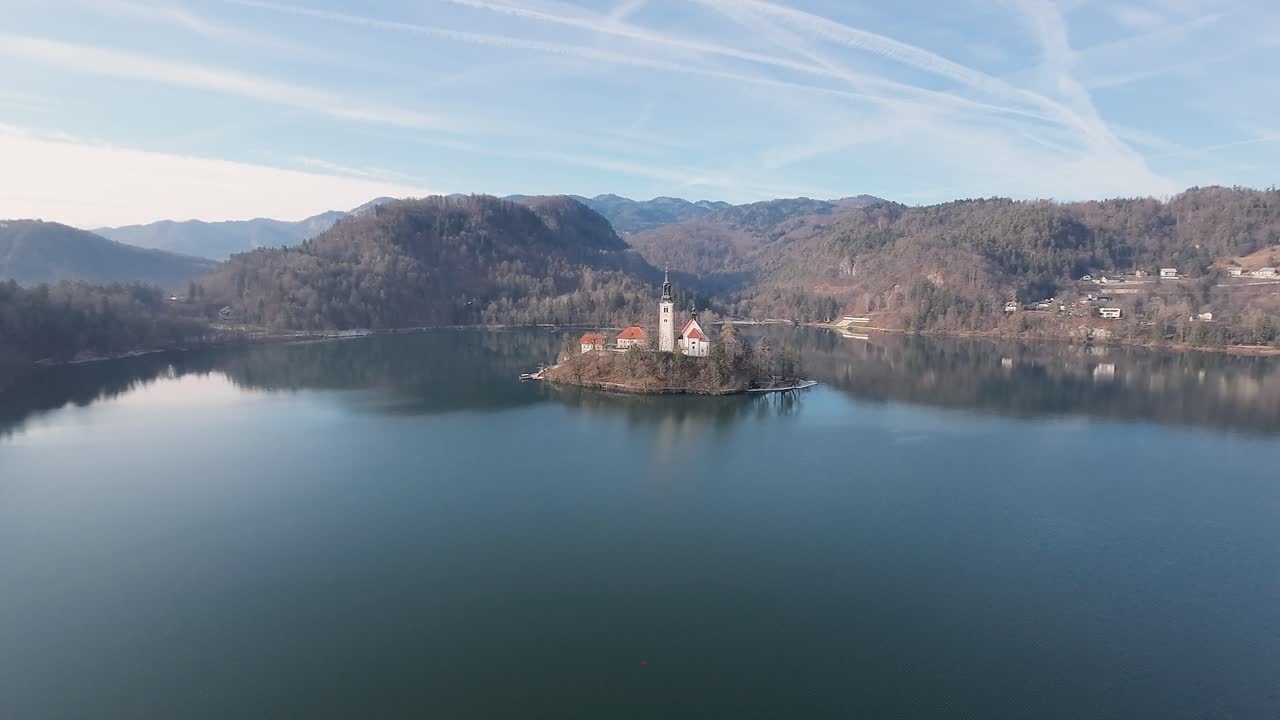 Veduta grandangolare del Lago di Bled con la Chiesa di Bled e una catena di colline sullo sfondo in Slovenia