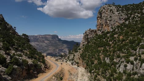 vista de avión no tripulado del valle entre las montañas, una maravilla de formación natural con el camino que pasa a través de él