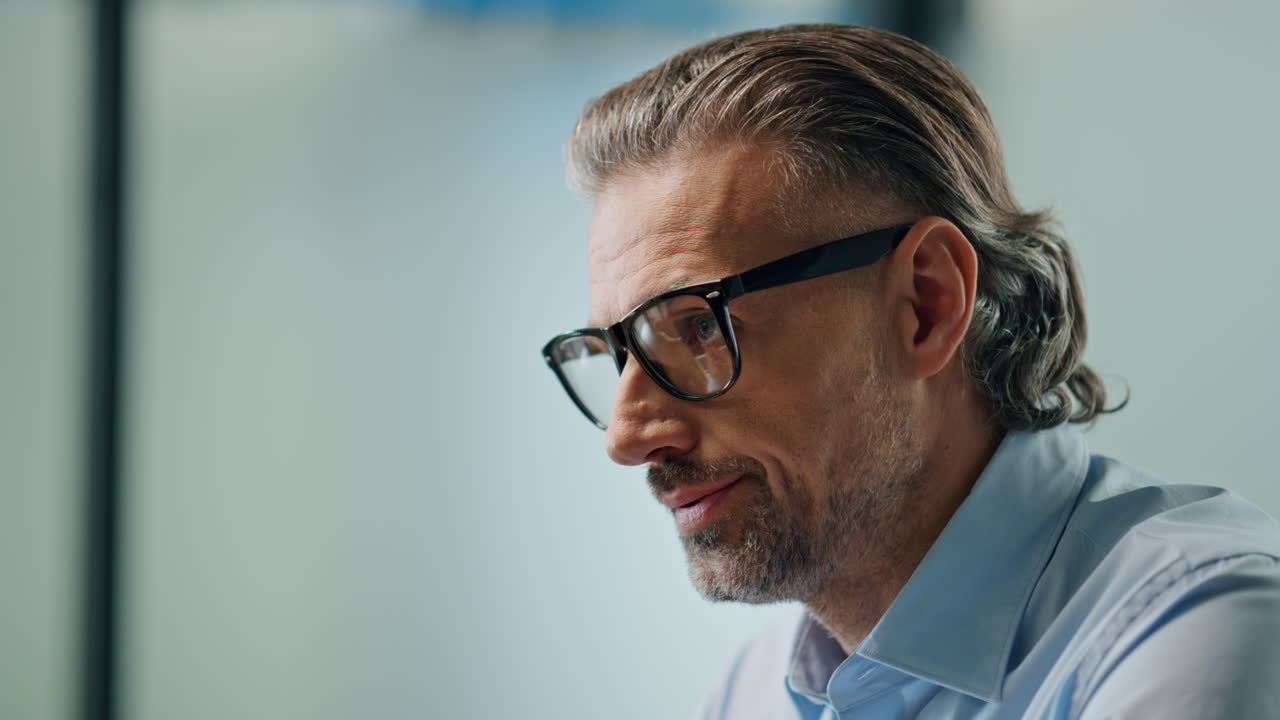 Ritratto di uomo stressato che lavora in ufficio. Primo piano di manager stanco che fa straordinari.
