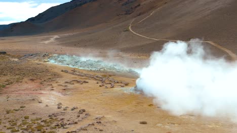 vista aérea sobre las aguas termales volcánicas, el vapor que sale del suelo en islandia