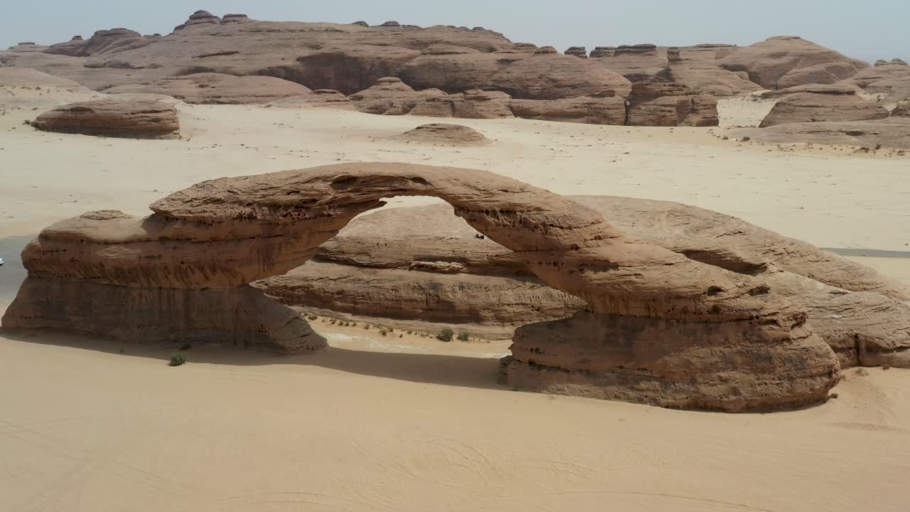 "arch rock, al ula" это видео подчеркивает знаковую арку al ula, его потрясающее образование и красоту пустыни. идеально подходит для продвижения туризма и приключений.