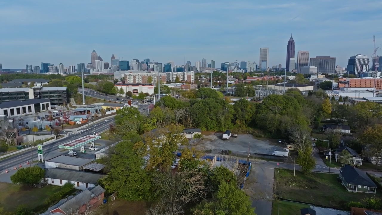 Inquadratura aerea di apertura dello skyline di Atlanta con autostrada e case in periferia. Alberi multicolori in periferia. Stato della Georgia a novembre. Ampia ripresa panoramica con drone.
