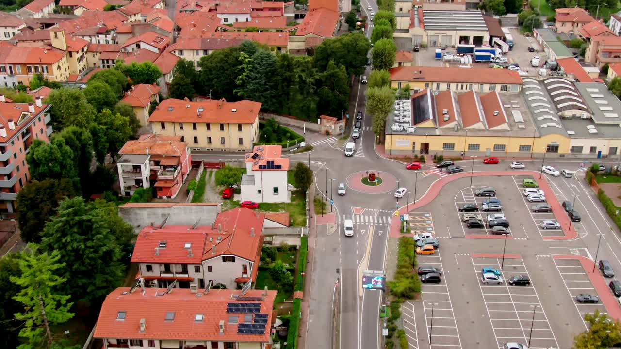 이탈리아의 도시 지역을 가로질러 움직이는 동적 공중 사진으로 움직이는 자동차를 보여줍니다.