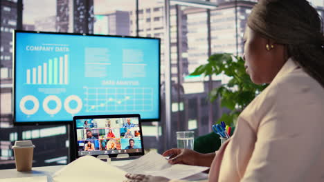 mujer de negocios en videoconferencia
