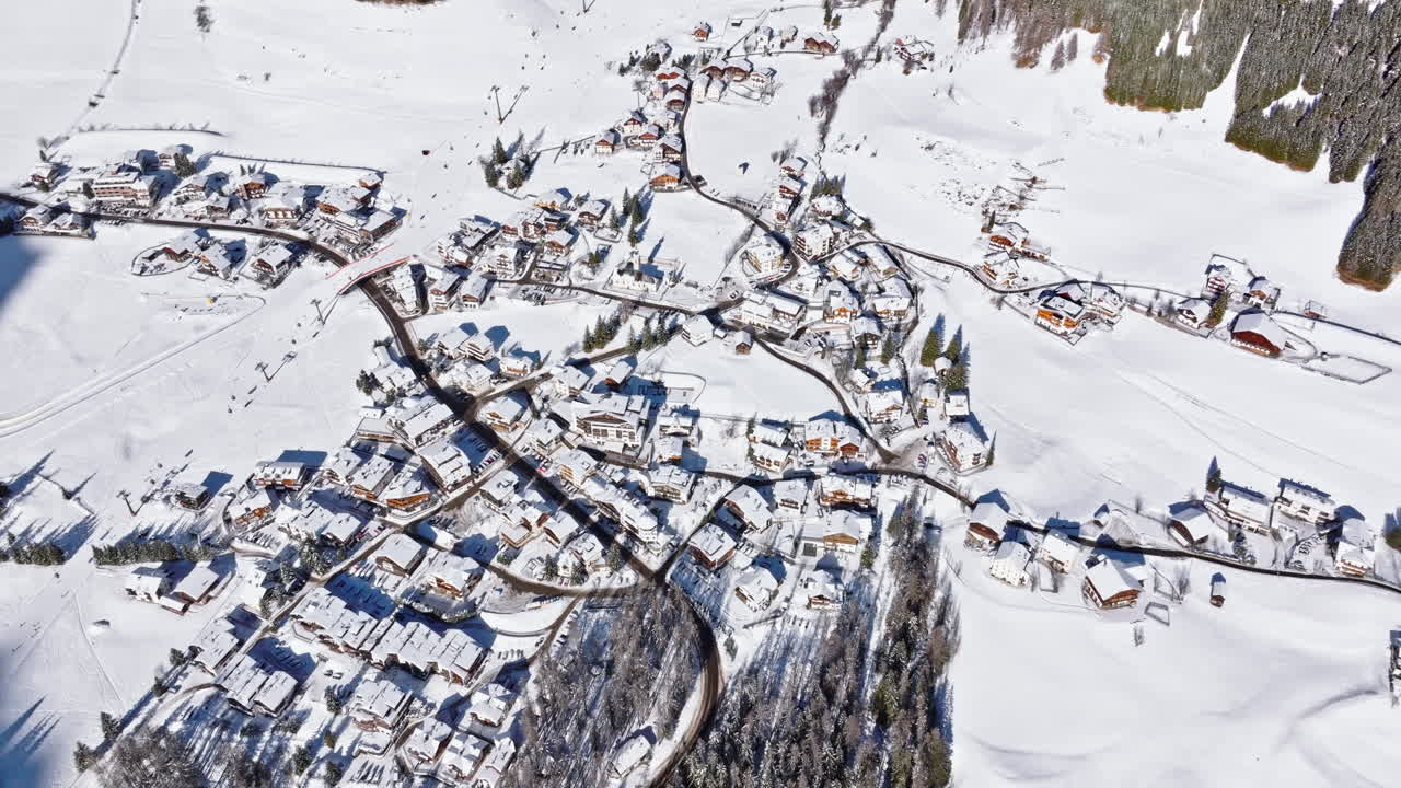 Ilmakuva drone-näkymästä Colfoscon vuoristokylästä lumipeitteessä Etelä-Tirolissa, Dolomiiteilla, Pohjois-Italiassa.