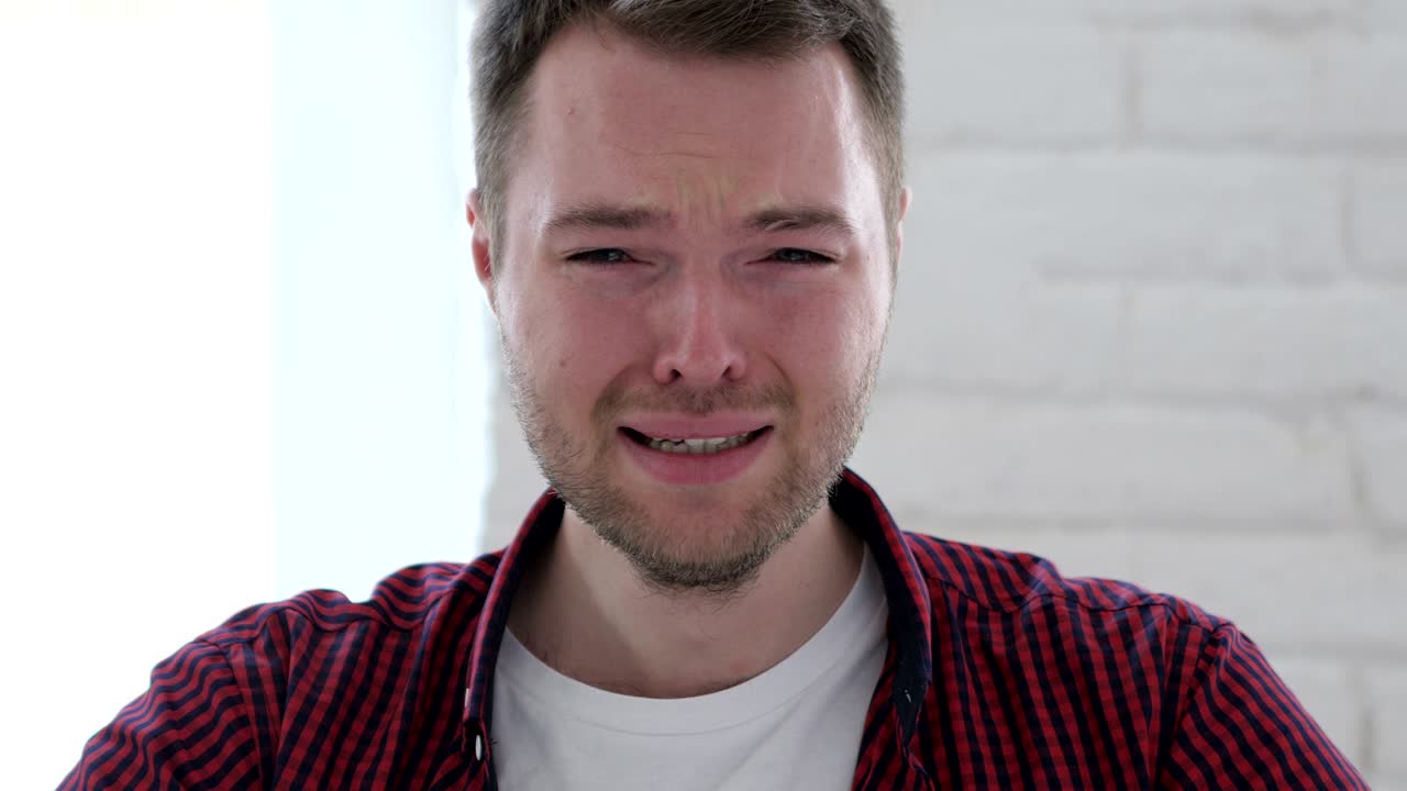 hombre llorando con lágrimas en los ojos