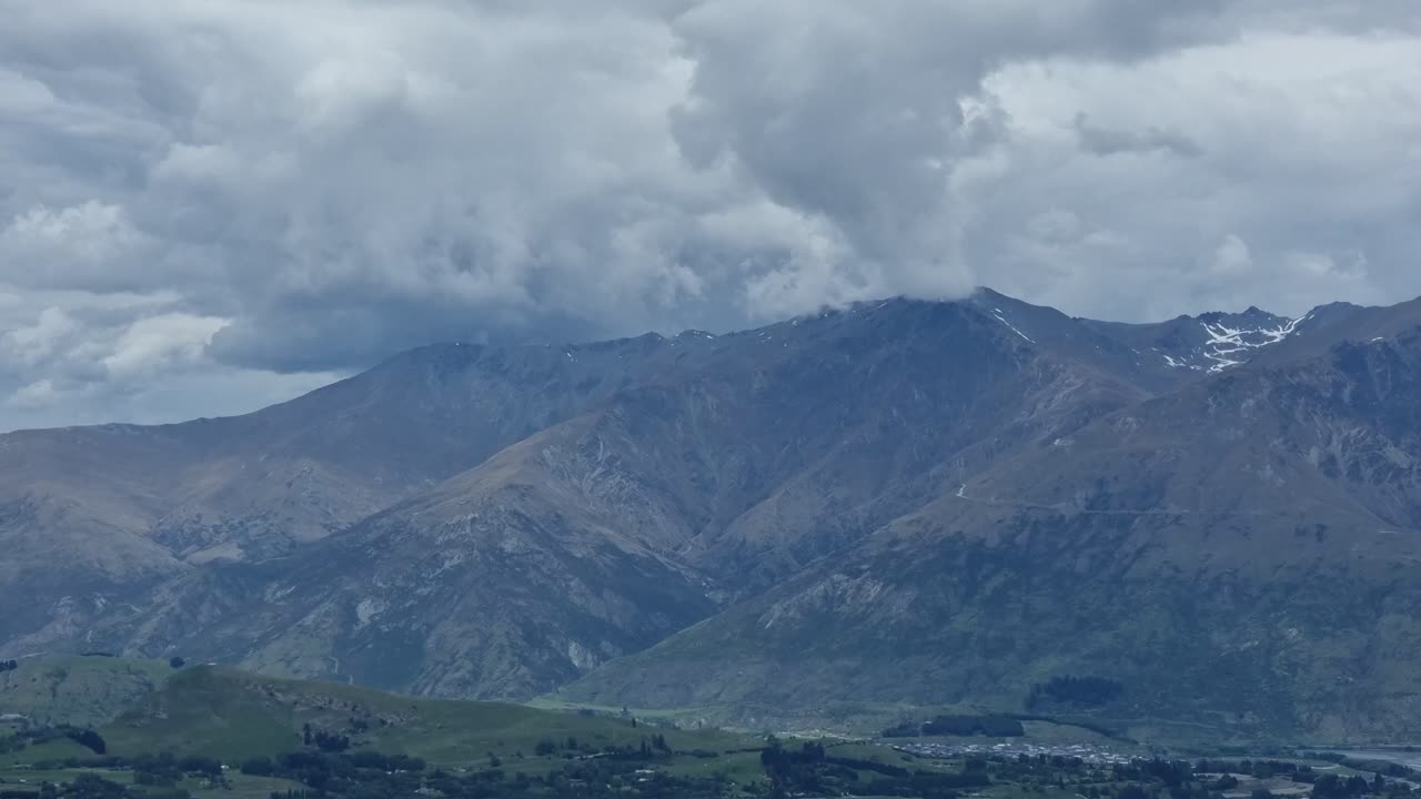 산맥과 폭풍우 구름이 정상에서 형성되는 시간 경과