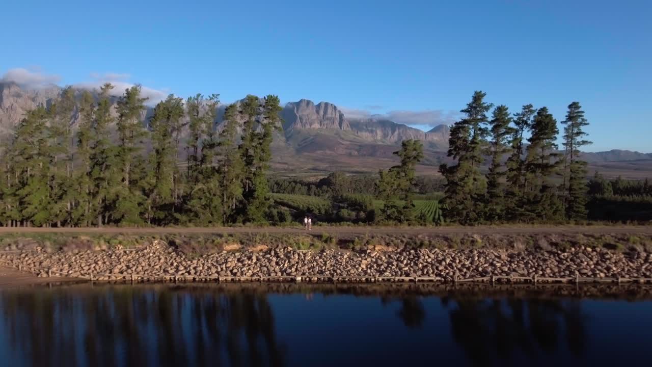 시골 풍경 에 서 있는 부부 의 후방