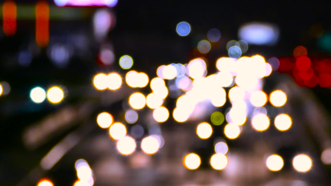 luces de tráfico borrosas de la ciudad nocturna