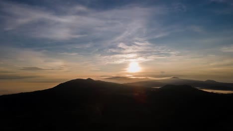 Hyperlapse-at-sunrise-in-a-cloudy-day-with-view-of-mountains-in-Mexico