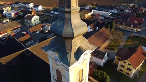 Antena-Ascendente-Del-Campanario-Del-Reloj-De-La-Iglesia-De-1700-Al-Atardecer-En-Austria