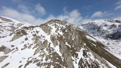 macizo montañoso nevado de los pirineos, andorra. aéreo hacia adelante