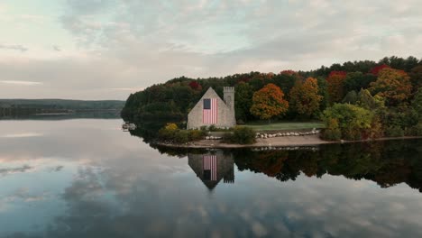 Embalse-De-Wachusett-Con-Una-Antigua-Iglesia-De-Piedra-Histórica-En-West-Boylston,-Massachusetts,-Estados-Unidos