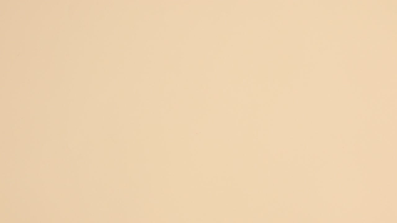 marco creativo hecho de cuidado de la piel, bienestar y productos de belleza spa en fondo beige con espacio de copia.