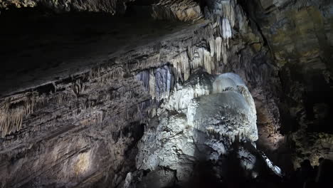dentro de una de las cámaras de grottes de han, bélgica
