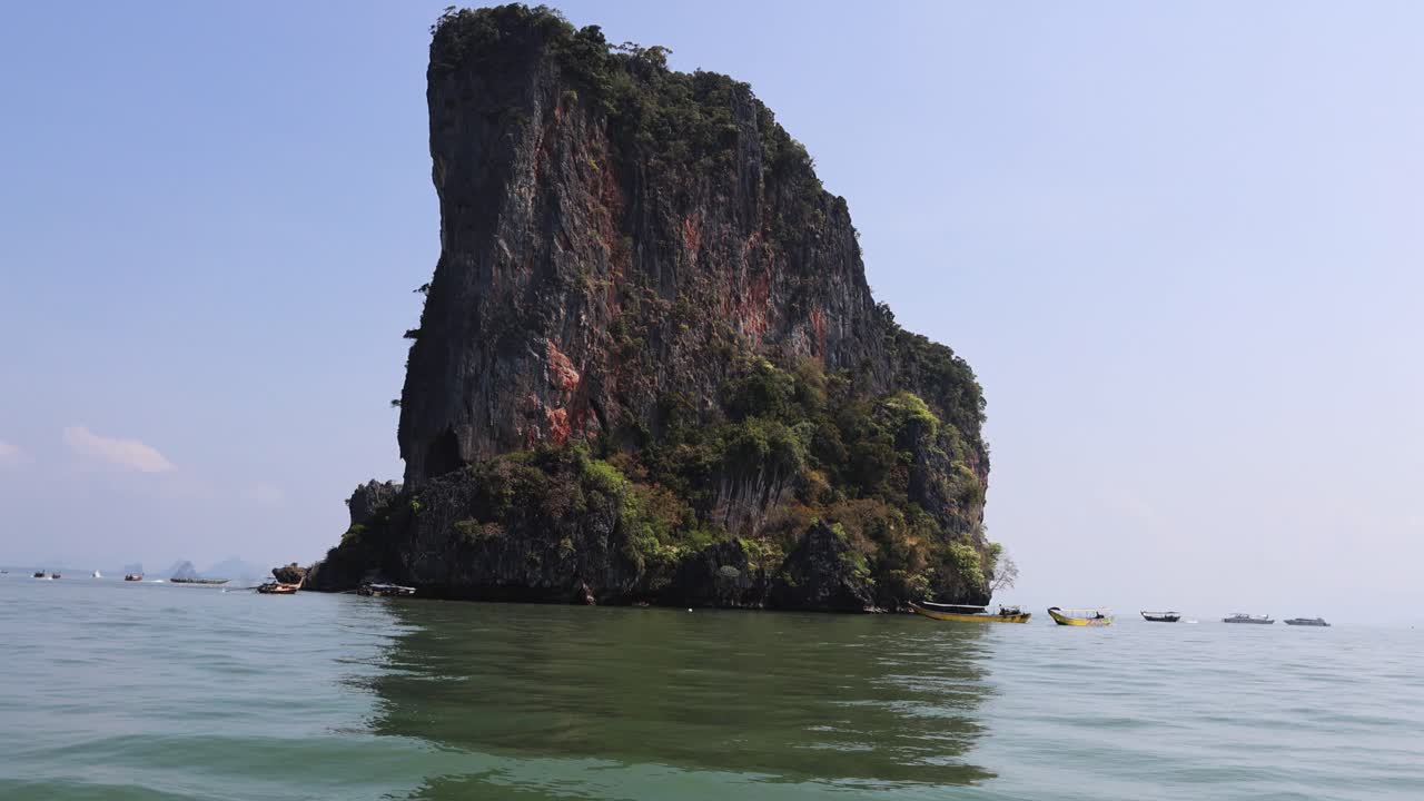 평온한 바다에서 큰 바위 형성