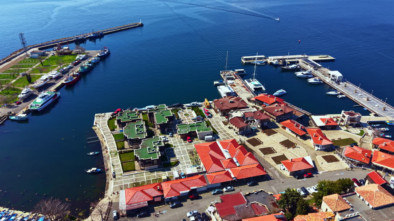 Utforska Nesebars gamla stad vid havet med båtar förtöjda i marinan och vackra byggnader längs gatorna under klar himmel.