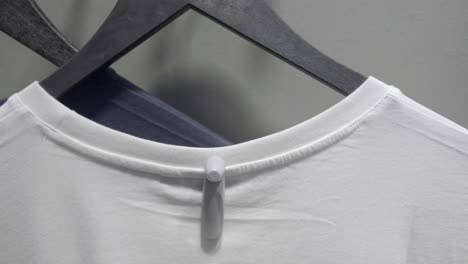 camisetas en colgadores