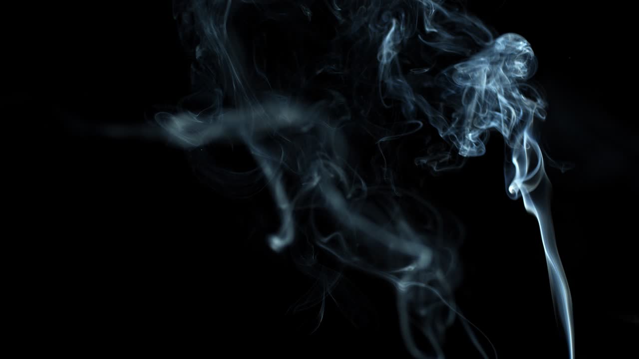 검은색 배경의 연기가 올라오고 있습니다.