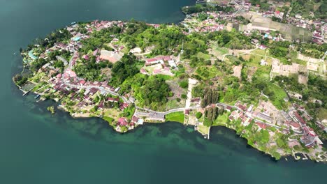 Tuktuk-Dorf,-Geprägt-Durch-Traditionelle-Batak-Holzarchitektur