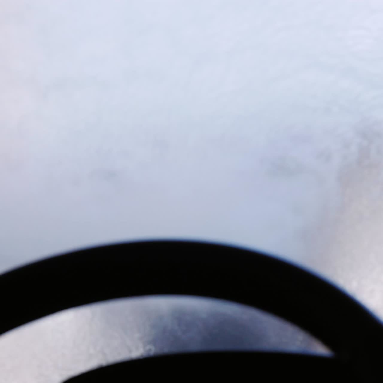 una mujer joven lava su auto en un fregadero de autoservicio 3