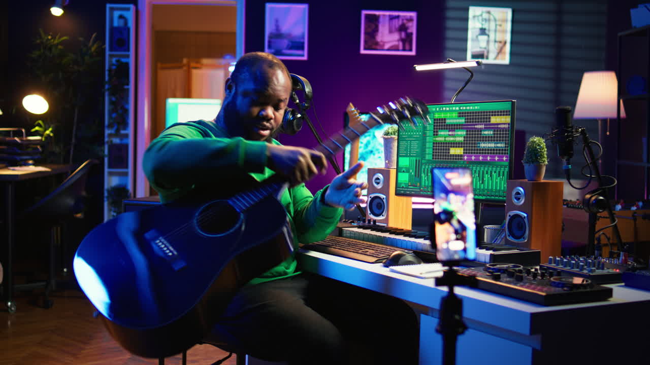 instructor de guitarra que ofrece clases de guitarra en línea usando un teléfono móvil