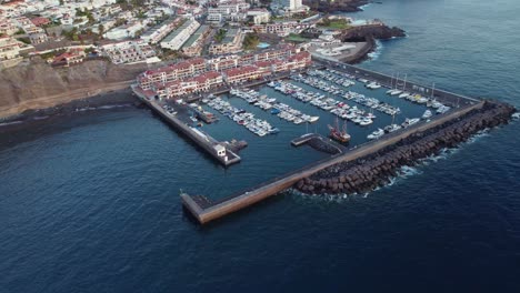 Vista-Aérea,-Puerto-Con-Encanto-Y-Ciudad-De-Los-Gigantes,-Tenerife