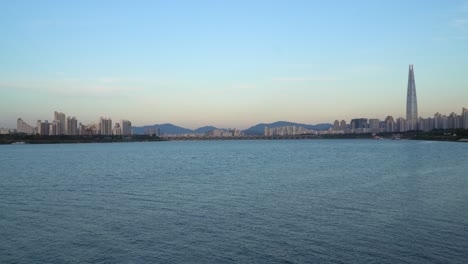 Jamsildaegyo-bridge-Lotte-tower-Seoul-Han-river