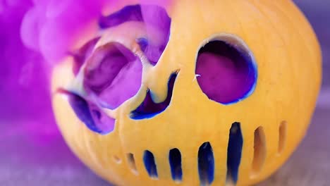 Primer-Plano-De-La-Máscara-De-Asesino-En-Serie-Jack-o-lantern-Con-Humo-Rosa-Brillante-Que-Sale-Del-Interior