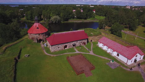 Una-Vista-De-Vuelo-De-Drones-Sobre-La-Fortaleza-Del-Museo-Korela-Con-Su-Hermoso-Lago-Y-Bosque-Rodeado-De-Rusia