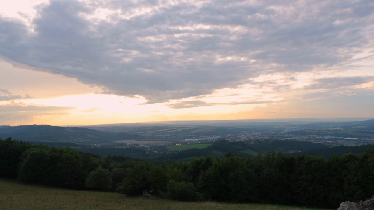lapso de tiempo de nubes que se mueven rápidamente y el sol se pone durante el día del atardecer hasta el final del tiempo capturado en la vista de europa de la república checa en la ciudad valasske mezirici desde el punto de vista