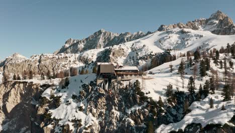 disparo de dron dando vueltas de la góndola que llega al chalet de esquí de montaña alpes suizos