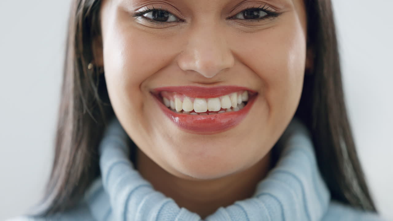 feliz, sonrisa con dientes y retrato de una mujer