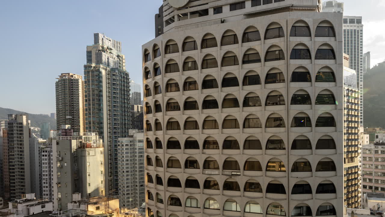 Rascacielos moderno con ventanas arqueadas en un paisaje urbano