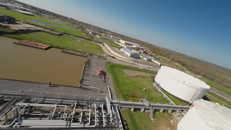 almacenamiento de petróleo cerca de los pantanos en louisiana