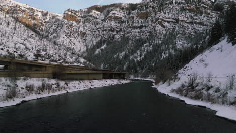 I70-ángulo-Bajo-Drone-Dolley-Tiro-Inclinado-Del-Río-Colorado-De-Transmisión-Rápida-Junto-A-Una-Carretera-En-El-Cañón-De-Glennwood