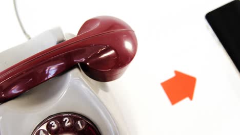 primer plano de un viejo teléfono y un teléfono inteligente