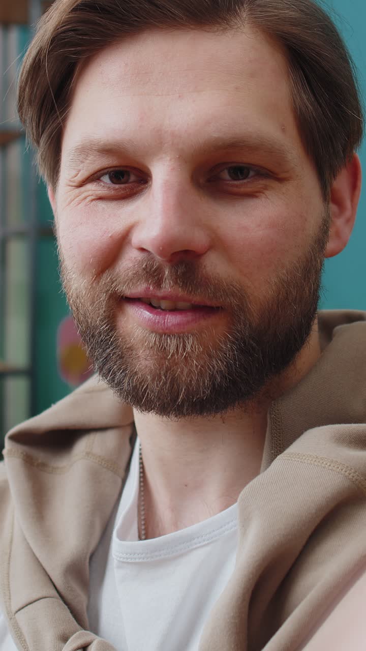 Kaukasisk mann blogger som tar selfie på smarttelefon og spiller inn vlog-historier for abonnenter på sosiale medier