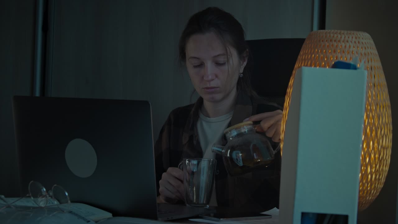 밤에 집에서 원격 근무