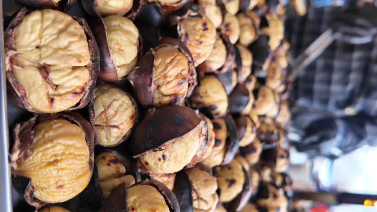 Primo piano di deliziose caldarroste su una bancarella di street food
