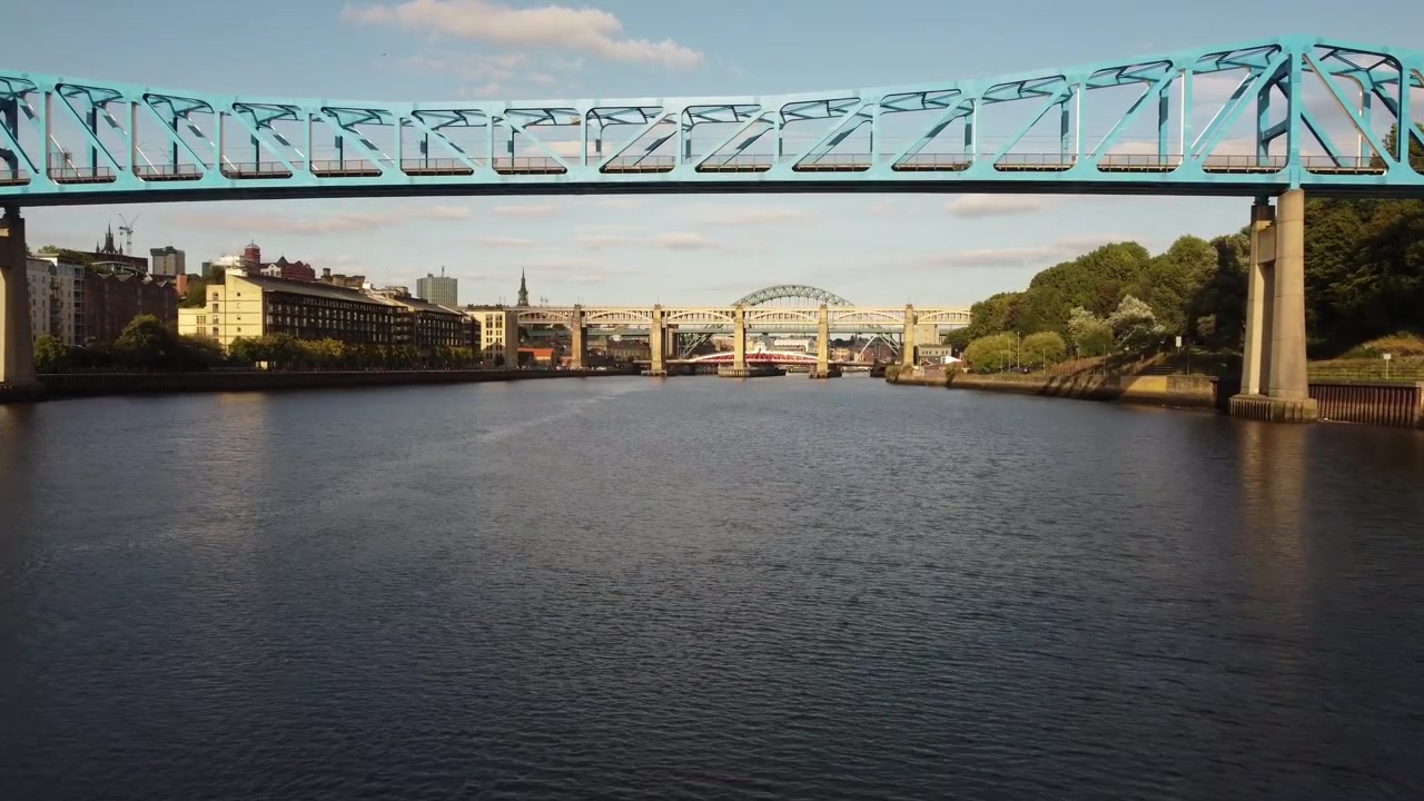 Lenta carrellata sul fiume Tyne a Newcastle con numerosi ponti al centro dell'inquadratura