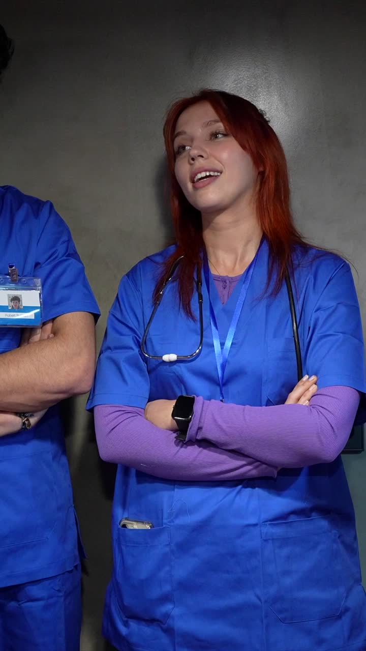 Giovani professionisti sanitari in divisa medica che parlano e discutono