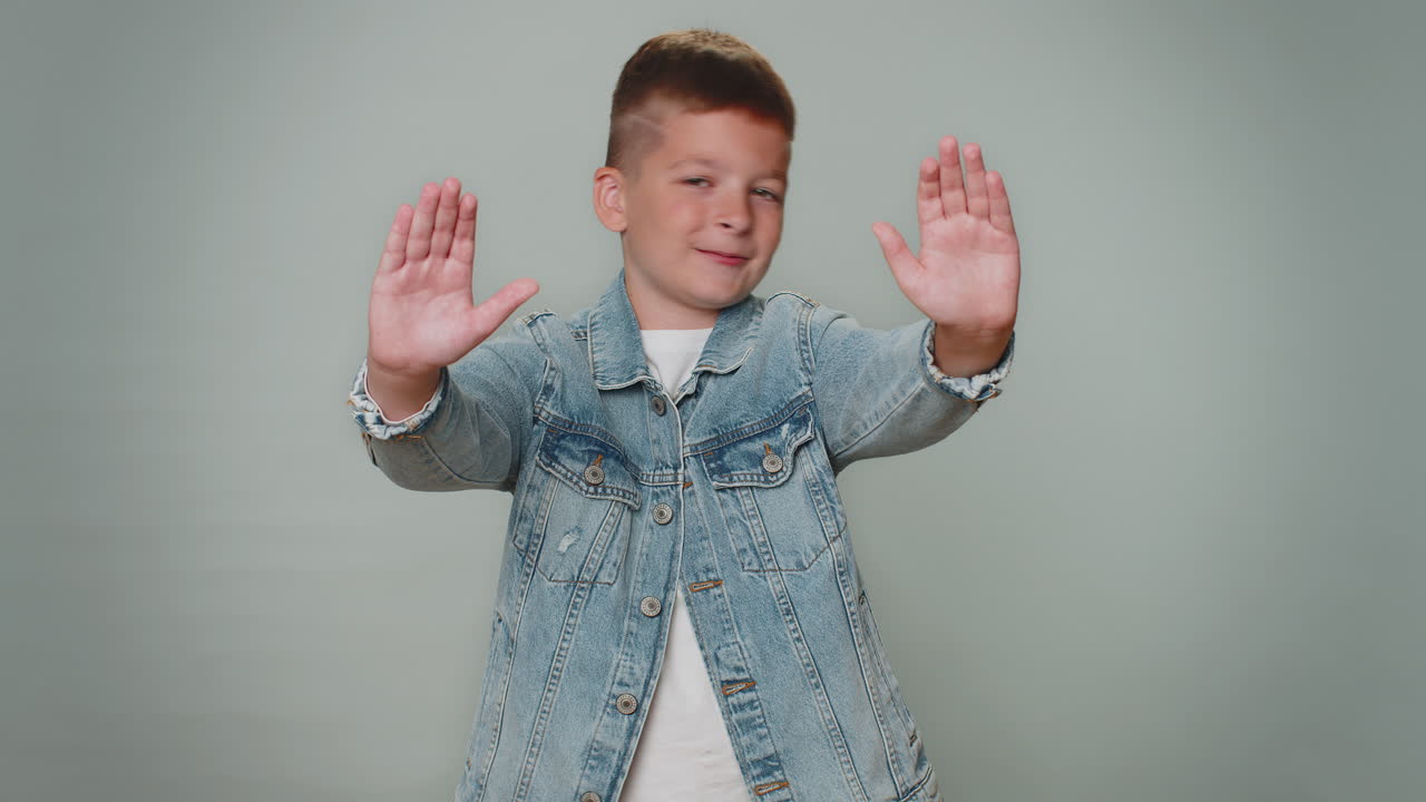 소년은 말합니다. 아니요. 손바닥을 접고 손을 고 멈추는 제스처, 마무리 경고, 접근 금지