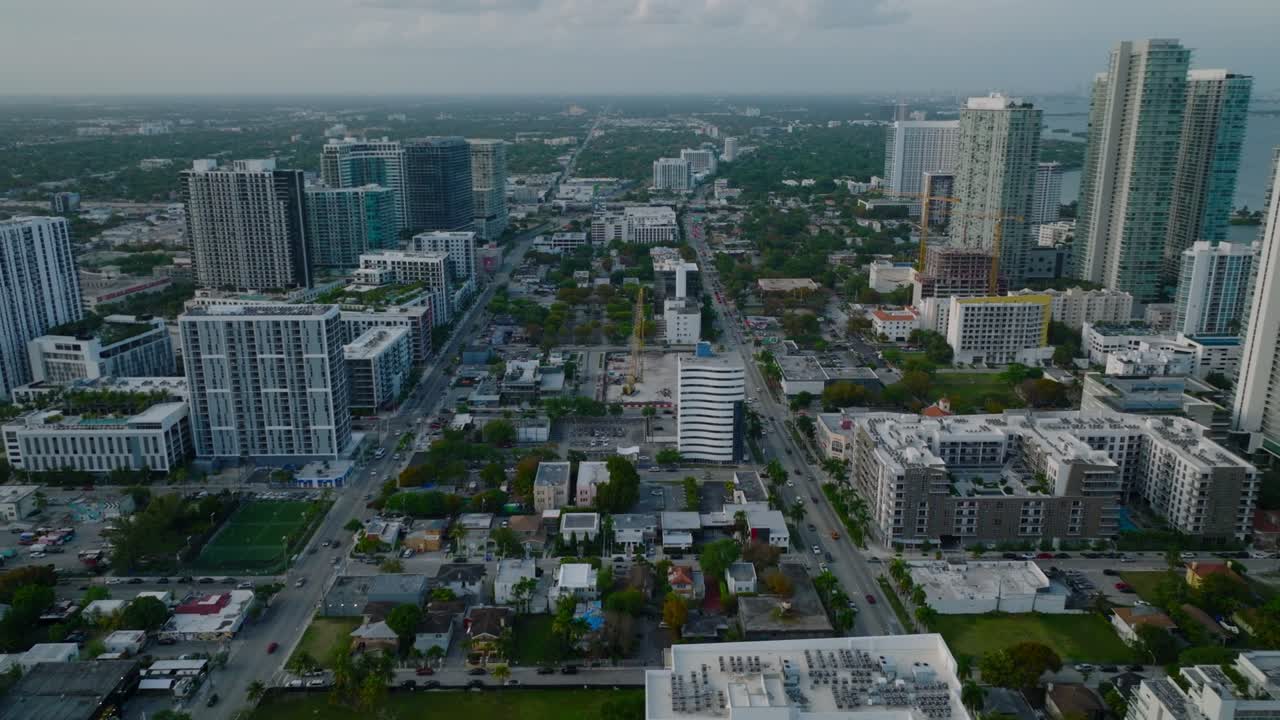해가 지는 후 도시 구역 의 건물 들 의 공중 전망. 다차선 거리 에서의 무거운 교통. 마이애미, 미국
